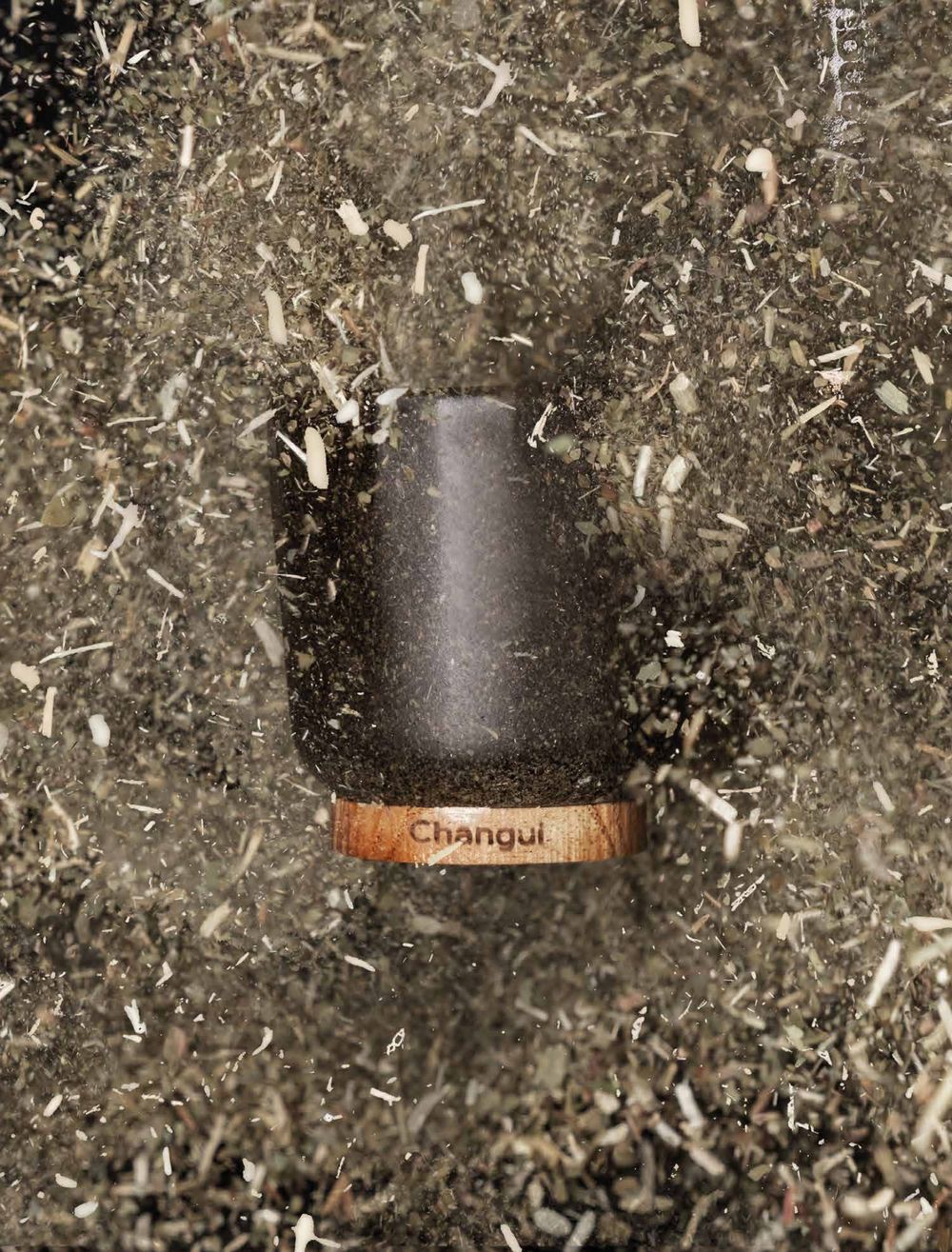 Mate Changüi cayendo sobre descarte de yerba